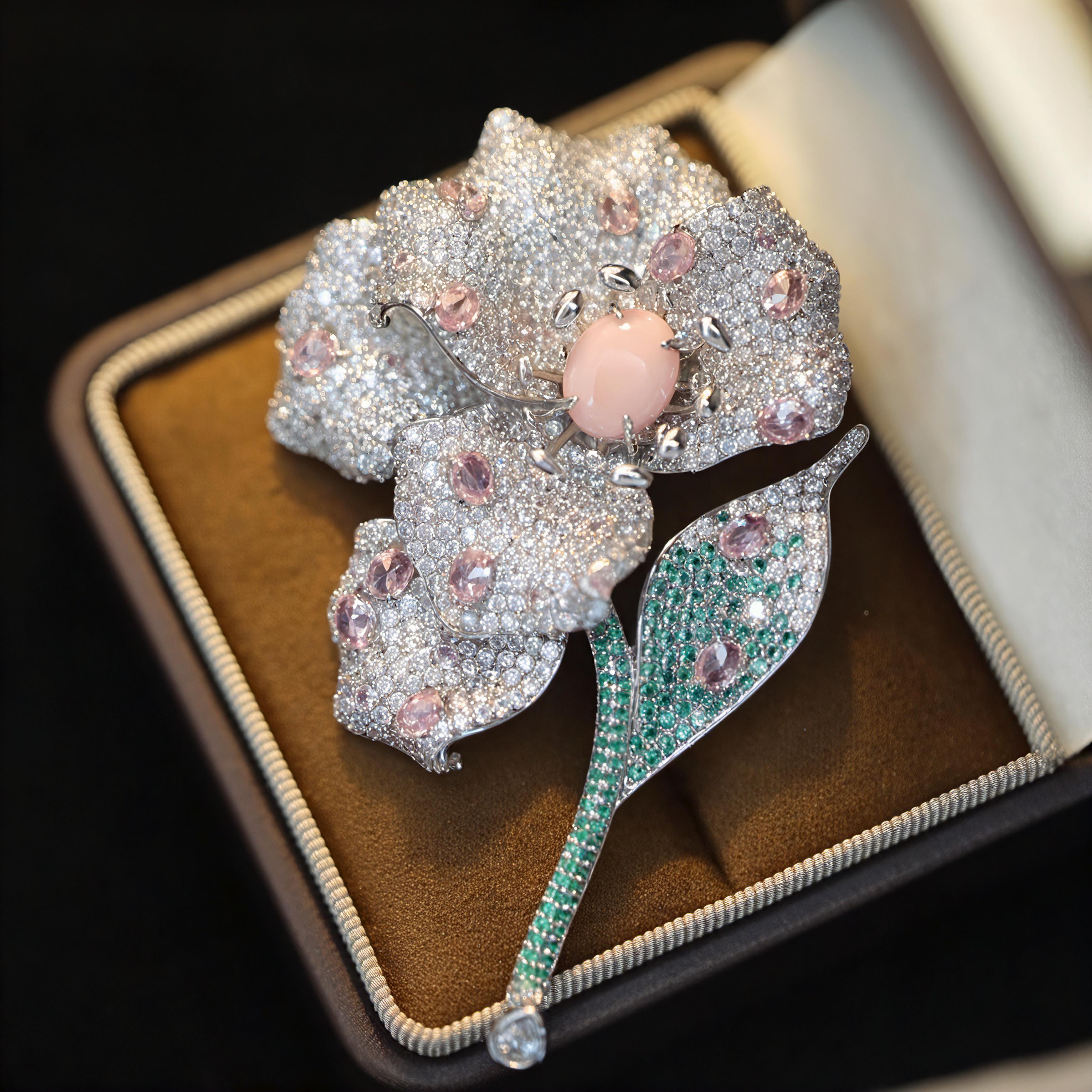 Queen Conch Stamen Brooch