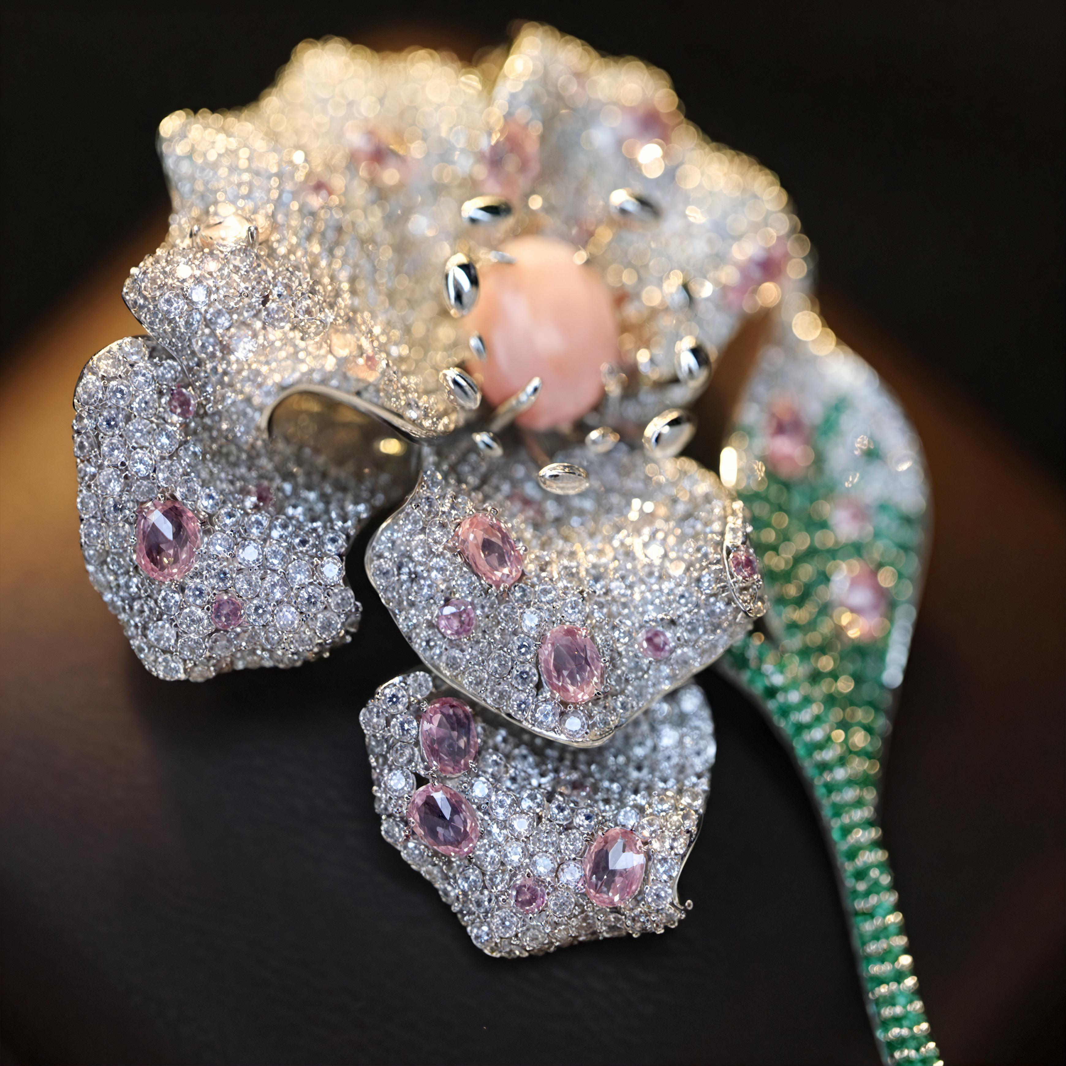 Queen Conch Stamen Brooch